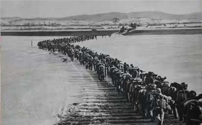 中共抗美援朝的歷史研究一直都在进行，但公开的研究成果极少。图为共军越过鸭绿江加入韩战的官方照片。（图／新华社）