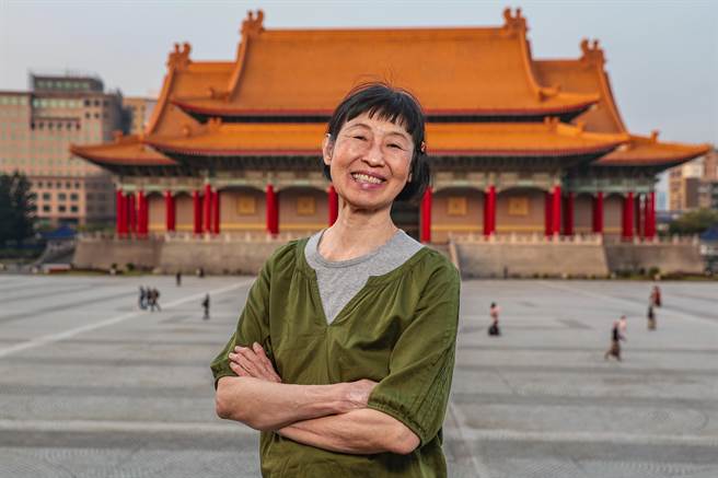 相隔42年，音乐家陈灵再度来台演出，和42年前来台时不一样，当时她是演奏整场古典音乐曲目的钢琴家，这次她是一位艺术家、一名演员，同时也是音乐家和玩具钢琴演奏家，将演出结合音乐、剧场的作品《龙族女儿不流泪》。（郭吉铨摄）