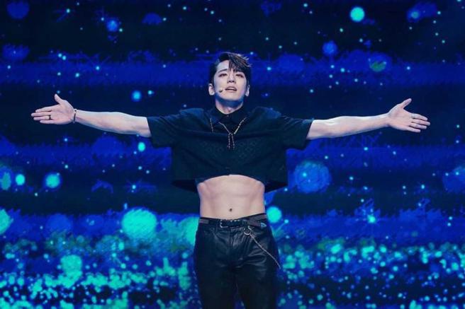 穿越異世界的金旻奎變成韓團成員，在搞不清楚發生什麼事的狀況下，就被推上台表演。（圖／LINE TV提供）