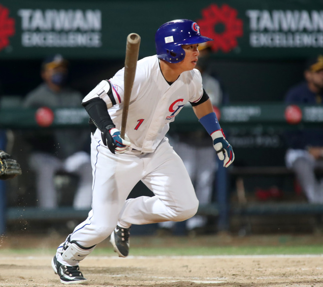 郑宗哲战巴拿马敲出猛打赏。（郑任南摄）