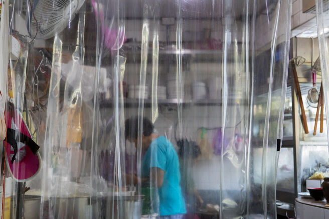 一間小吃店看到黃色告示牌寫，若是阿嬤站櫃檯，請勿拿1元結帳，否則會被碎念。（圖／示意圖，達志影像）