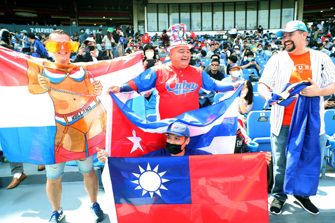 WBC棒球经典赛8日古巴对战荷兰，热情的球迷进场拿出旗帜为各自的国家加油。（郑任南摄）