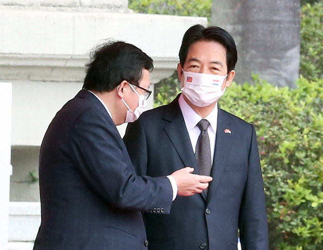 民进党主席赖清德(右)认为，现任议员选立委，会有负选民所托。（资料照,范扬光摄）