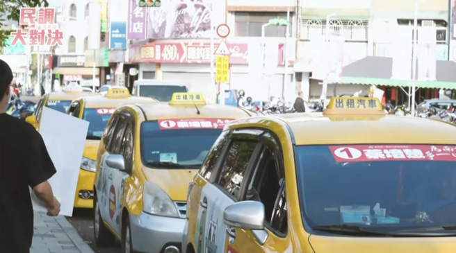 有计程车运将称贴「蔡培慧贴纸」就能赚2000元。（取自国会频道）