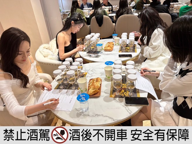 第一届《金威奖》北部盲饮活动，同为威士忌迷的「宝倪」、「小欧拉」、「士林板娘」等直播主，也组队报名参与。(图:中时新闻网)