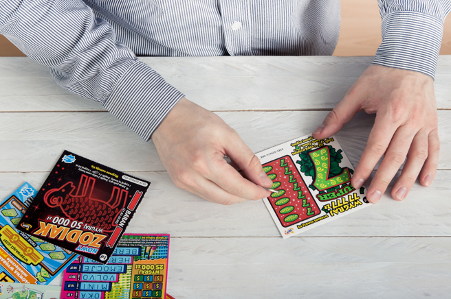 美国一名女子近日买刮刮乐来玩，误以为没中奖就扔进垃圾袋，隔天她再次检查，惊觉中了约新台币3千万。(示意图/达志影像)