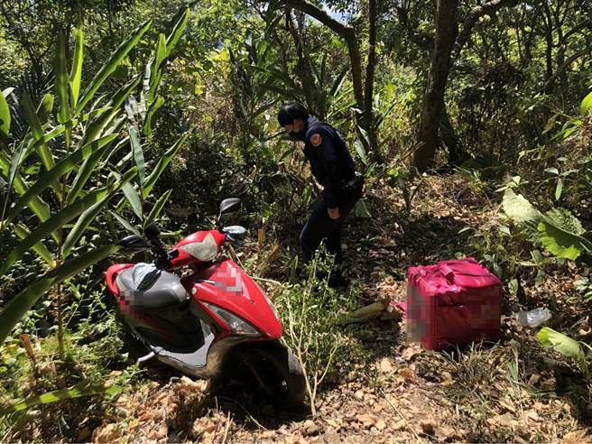 36岁的陈姓家庭主妇斜摃做外送，未料日前载着4岁的孩子送餐，竟被手机导航带到山区产业道路，她一慌张还连人带车滑入边坡。（太平警分局提供／冯惠宜台中传真）