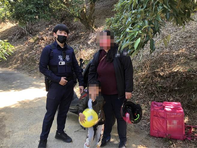 陈女和儿子迷路后向警方求助，员警经近1小时的搜寻终于发现受困山中的这对母子，助母子俩脱困。（太平警分局提供／冯惠宜台中传真）