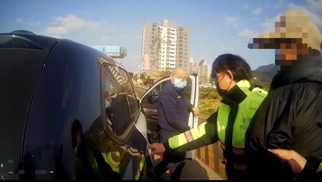 辖区芦洲警方日前在八里水仙桥附近巡逻时，意外发现一辆通缉犯所有的机车，附近搜索后顺利在桥下找到该名通缉犯。(黄敬文摄)