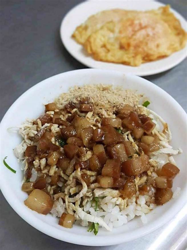 1959年创立的「前金肉燥饭」，已传承到第3代，是在地人的心头好，严选猪背肉切丁滷制成的肉臊，肥而不腻、入口即化，老饕一定要再加点一颗招牌半熟鸭包蛋，光看就令人口水直流。（读者提供）