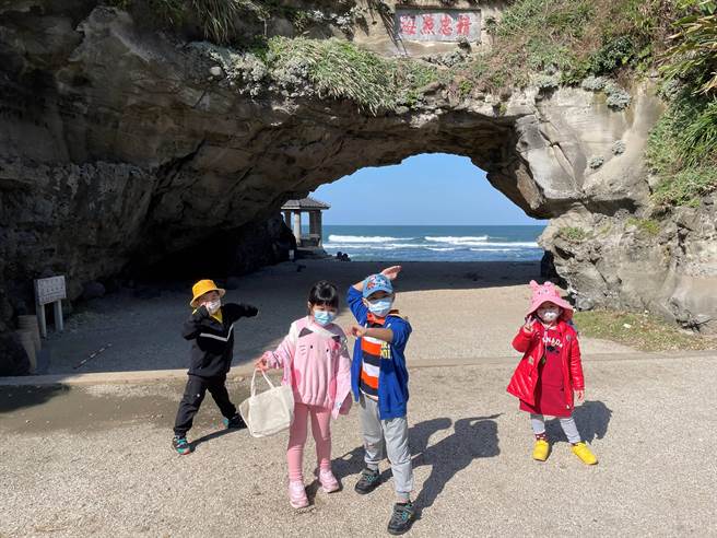 石門國小附設幼兒園以「博物館佇家─寶貝展石門」特色課程，榮獲新北幼教之光特優殊榮，展現課程在地化與永續再生的品牌價值。(黃敬文翻攝)