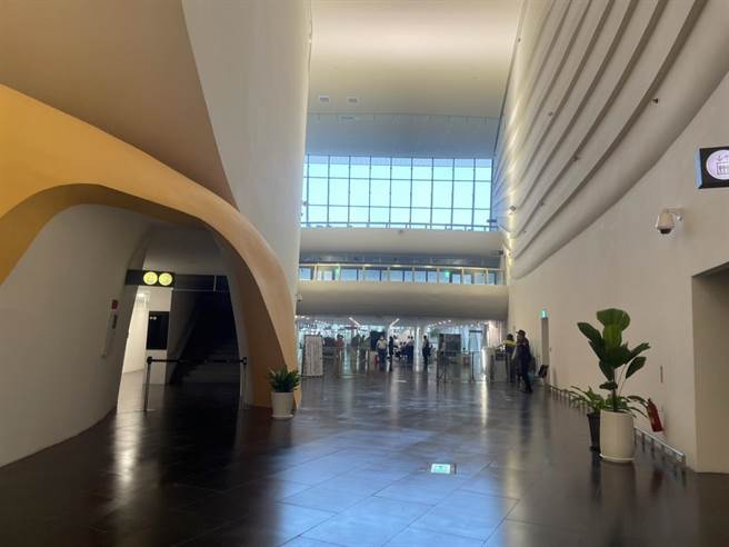 外国旅客抵达高雄。（洪靖宜摄）