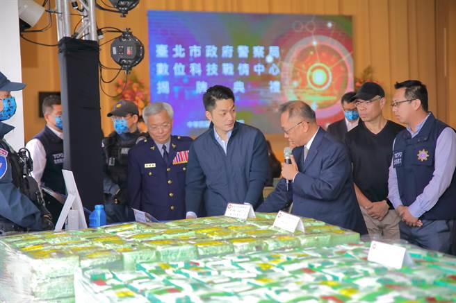 蒋万安听取警方说明各种科技执法作为。（警方提供）