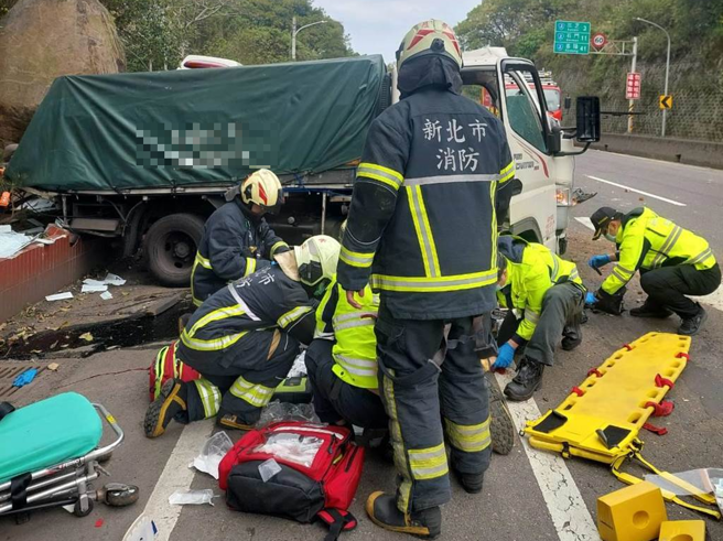 新北市淡水区今早发生一起死亡车祸，有辆小货车沿淡金路四段往台北方向行驶，途中疑似发生自撞事故，导致驾驶当场失去生命徵象，另名乘客则重伤、意识迷糊。(黄敬文翻摄)