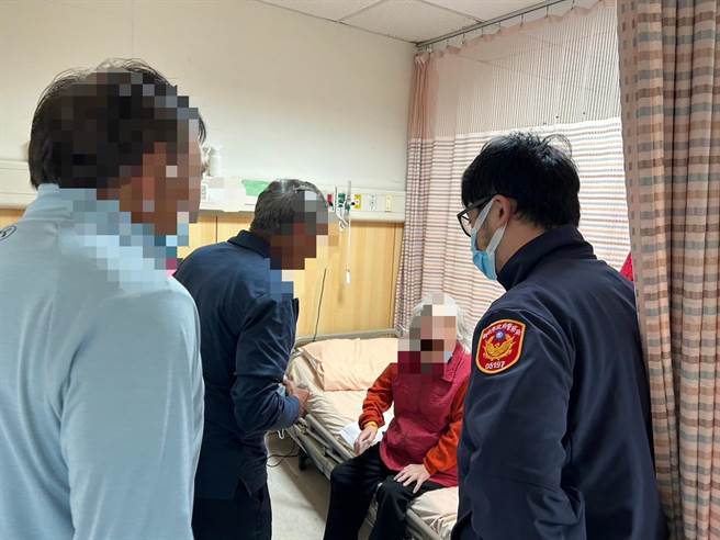 当两兄弟见到卧病在床的妈妈一时情绪激动，儿时回忆涌上心头，警方也为温馨团聚的画面感到欣慰。（警方提供）