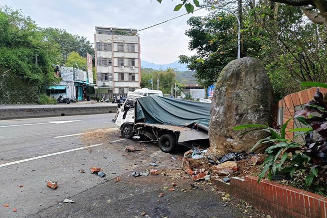 车祸当时27岁张姓哥哥驾驶回收车、副驾载着25岁张姓弟弟沿淡金路四段往淡水方向行驶，不料该货车疑似在下坡时煞车失灵，导致失控打滑撞上路旁的巨大石敢当。(黄敬文翻摄)