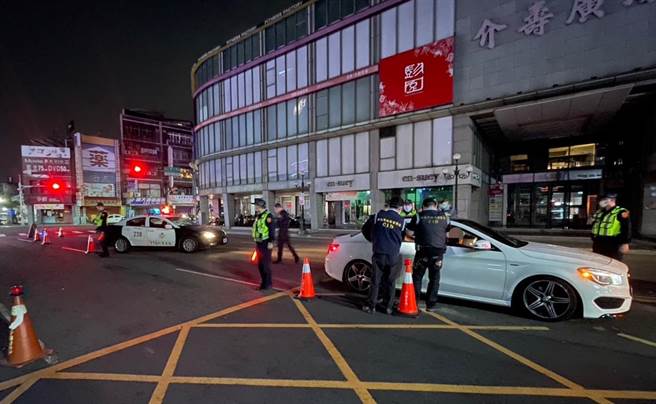 为遏止帮派份子假藉春酒的名义彰显黑恶势力，三重警方昨晚对帮派据点实行大规模临检，共查获通缉犯1人，并逮捕毒品犯3人，战果颇丰。(黄敬文翻摄)