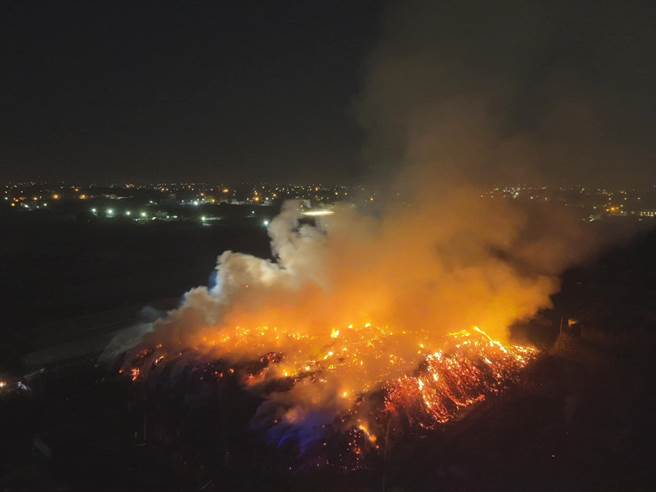 彰化縣田中鎮與溪州鄉交界處大同北路上一家木材堆置場，8日下午2點多發生大火，由於現場堆置大量木頭，火勢一發不可收拾。(彰化縣消防局提／吳建輝彰化傳真)