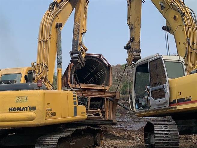 葉明波說，利用挖掘機將悶燒的木頭放入水池中浸潤，等待冷卻後再挖出放置在一旁的空曠處，才能根本解決火源及底層持續悶燒的窘境。(彰化縣消防局提／吳建輝彰化傳真)