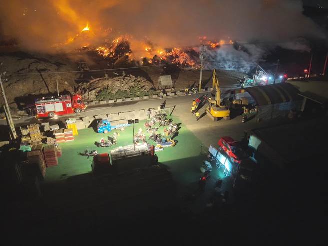 消防人員從昨天下午搶救至今已經超過21小時。(彰化縣消防局提／吳建輝彰化傳真)