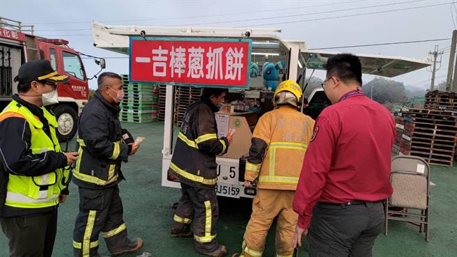 彰化縣消防局為維持現場消防同仁體力，派出行動餐車提供餐食讓現場打火弟兄享用。(彰化縣消防局提／吳建輝彰化傳真)