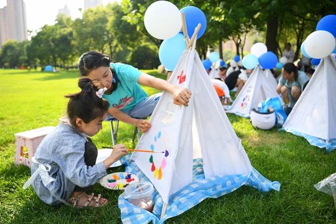 大陆学者称，目前就中国的情况而言，根本问题还是减负，减轻居民的生活负担，增加居民收入，才能提高人口生育率。（摘自中新社）