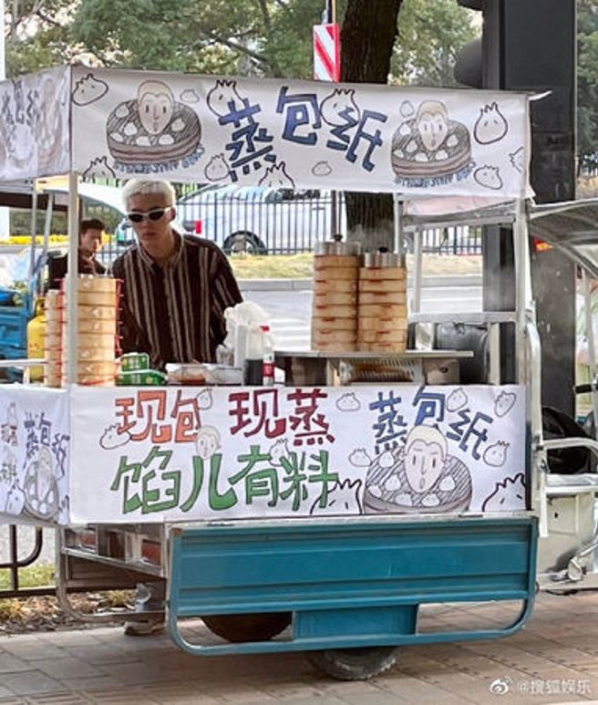 有网友在杭州发现男星徐炳超在摆摊卖包子。（图／微博）