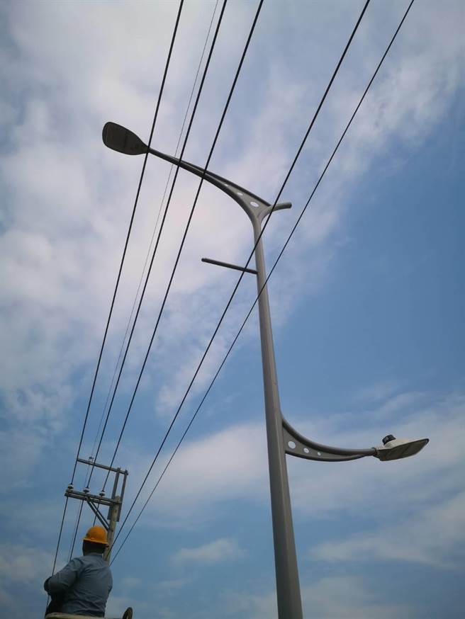 桃園市桃園區經國路、莊敬路今天早上停電，影響4670戶，台電桃園區處指出，停電是因為高壓線鄰近新設路燈桿而被磨破。（台電提供）