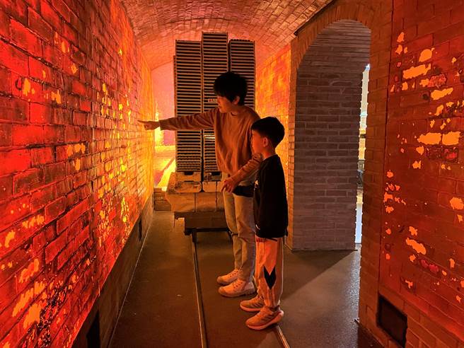 莺歌陶瓷博物馆常设展「硘仔镇—莺歌陶瓷歷史」近年大翻新，其中「隧道窑」，让观展者踏入窑内，体会早期生产陶瓷者的辛劳，为最热门的打卡拍照点。（蔡雯如摄）