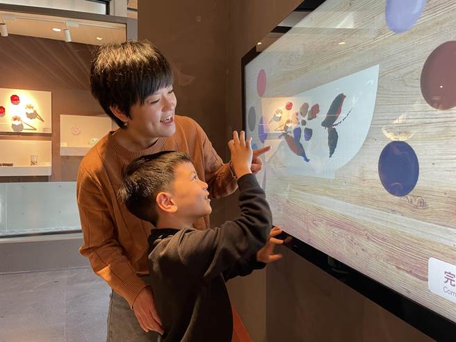 莺歌陶瓷博物馆常设展「硘仔镇—莺歌陶瓷歷史」，设有数位互动游戏，让民眾体验黏贴马赛克、拼成花砖的过程。（蔡雯如摄）