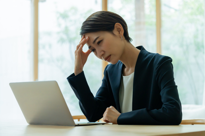 过去认为，深呼吸有助减轻压力，但新研究发现，慢慢呼气（即嘆气）是平静自己的更好方法。(示意图/Shutterstock )