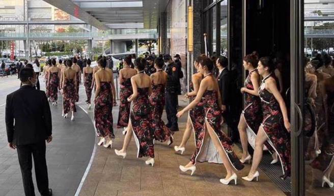 竹联帮明仁会日前举办春酒，请来170名旗袍辣妹列队迎宾。（本报资料照）