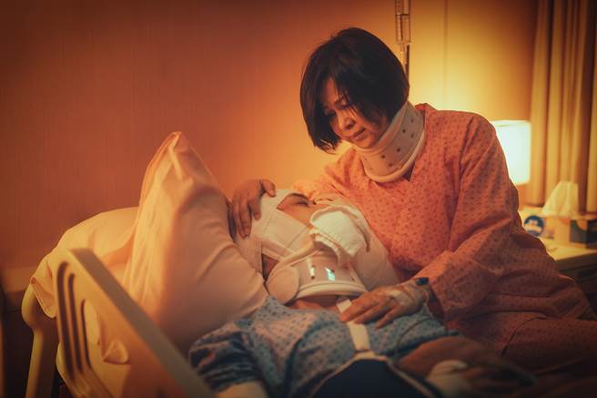 杨贵媚手颤毛巾堵李玉玺口。（群之噰传播有限公司提供）