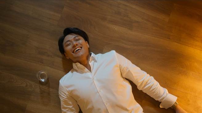 张睿家躺地上歇斯底里大笑。（群之噰传播有限公司提供）