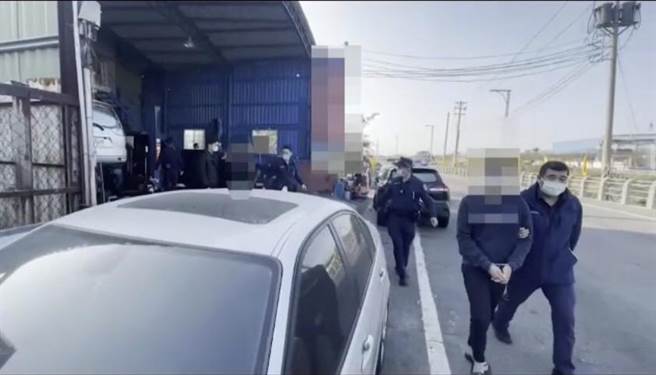 彰化市國泰世華銀行一位鷹眼行員發現，何姓客戶最近有異常大筆金流交易，主動通報警方了解，一查發現何男聽信網路打工賺錢廣告，被詐騙集團威脅控制。(民眾提供／吳建輝彰化傳真)