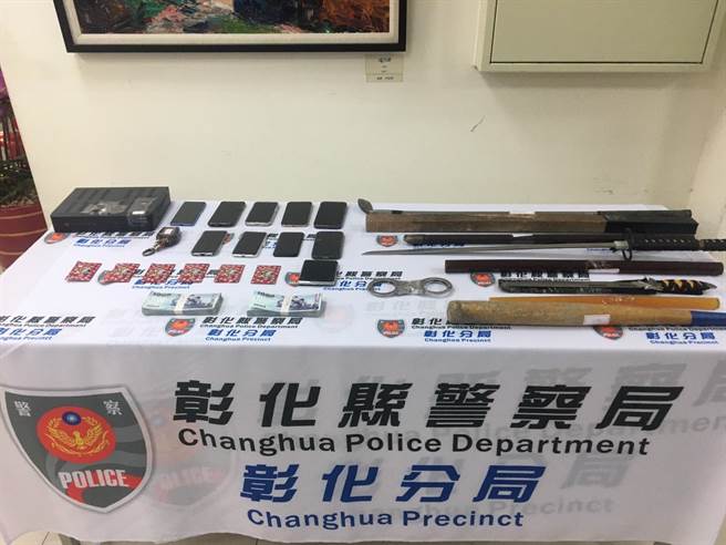 在現場查獲嫌疑人施暴所用之武士刀、球棒、棍棒、高爾夫球桿及手銬等犯案工具，以及BMW自小客車及新臺幣20萬餘元。(警方提供／吳建輝彰化傳真)