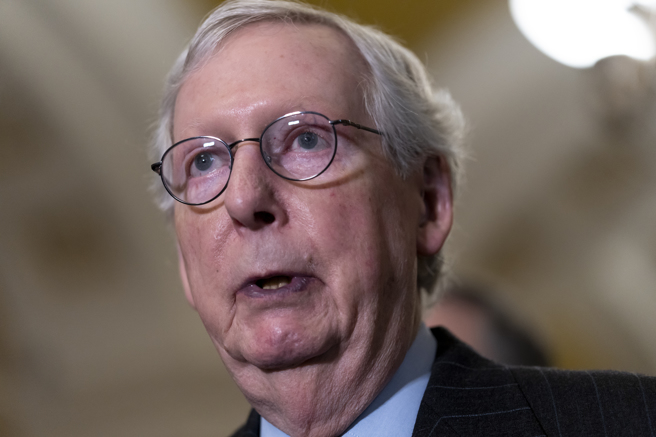 美国参院共和党领袖麦康奈（Mitch McConnell）周三晚在华府1家饭店跌倒，并已送医治疗。（美联社）