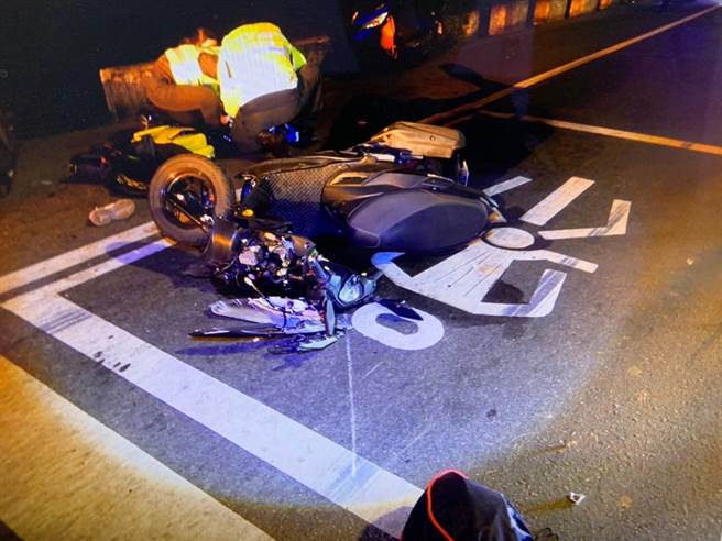台中市雾峰区福新路及乾溪路口9日半夜00时23分传出机车碰撞车祸，导致陈女左脚骨折、脸部挫伤，游女双手脚擦伤，双双送往亚大附医救治。（民眾提供／潘虹恩台中传真）