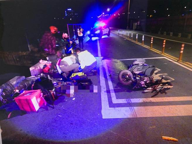 台中市雾峰区福新路及乾溪路口9日半夜00时23分传出机车碰撞车祸，导致陈女左脚骨折、脸部挫伤，游女双手脚擦伤，双双送往亚大附医救治。（民眾提供／潘虹恩台中传真）