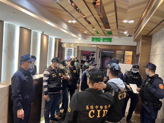 基隆市警局执行扩大临检与扫黑扫毒，共出动120名警力。（基隆市警察局提供／徐佑升基隆传真）