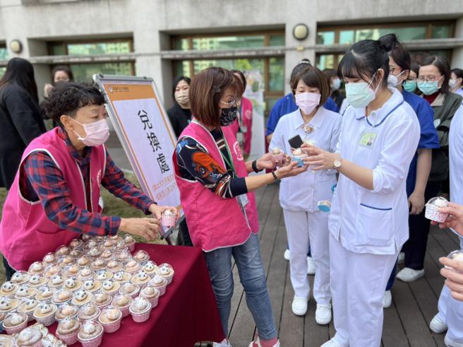 health365 APP结合各项功能特色，点线面串联管理员工运动及饮食管理，鼓励医院员工集点数现场可换杯子蛋糕，引起热烈迴响。(高雄市立大同医院提供)