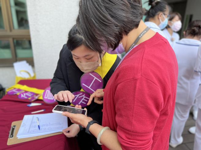 此次的员工健康促进竞赛，现场人员指引员工透过导入health365 APP工具，参与运动健身活动。(高雄市立大同医院提供)