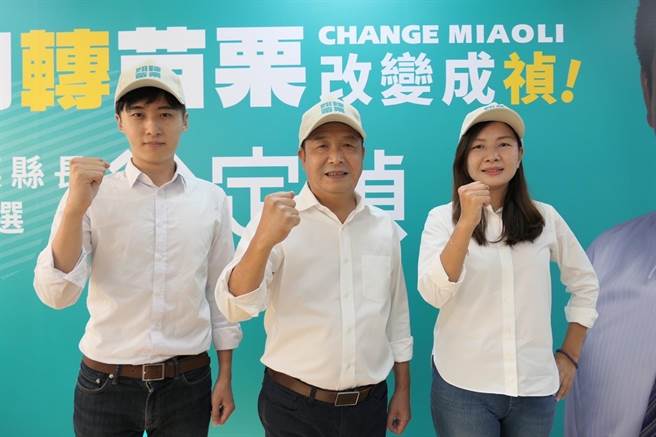 苗栗县无党籍县议员曾玟学（左）、陈品安（右）曾出任徐定祯县长竞选总部发言人。（徐定祯提供／谢明俊苗栗传真）