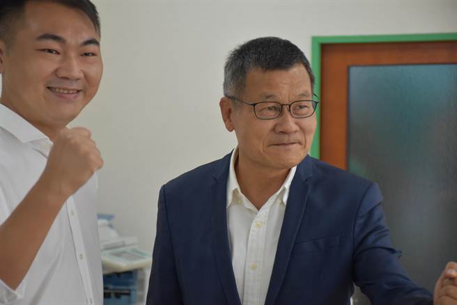 前立委杜文卿（右）也是被徵询的可能人选。（谢明俊摄）