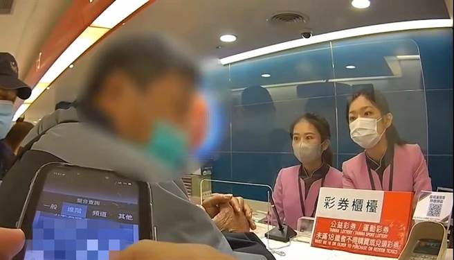 行员发现老翁神情有异，赶紧通报员警。（翻摄照片／高雄洪靖宜传真）