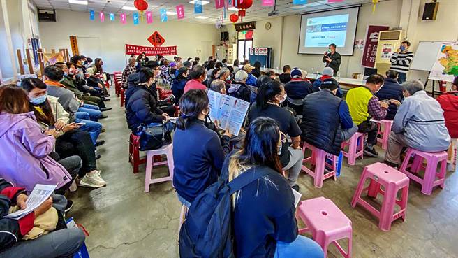 「新竹县国土功能分区图草案」公听会都出现炮声，地政处设立「 国土功能分区划设专区」网站，让民眾查阅，持续接受陈情。（罗浚滨摄）