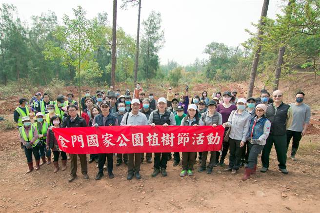 金管处携手内政部保安员警共同于中山林种植树木，响应植树节活动。(图／金管处提供)