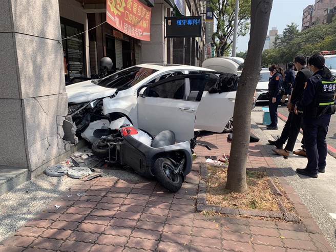 高雄爆发警匪追逐，陈姓男子拒检加速逃逸，失控衝撞进路边骑楼，险波及到诊所、女病患。（翻摄照片／崔正纲高雄传真）