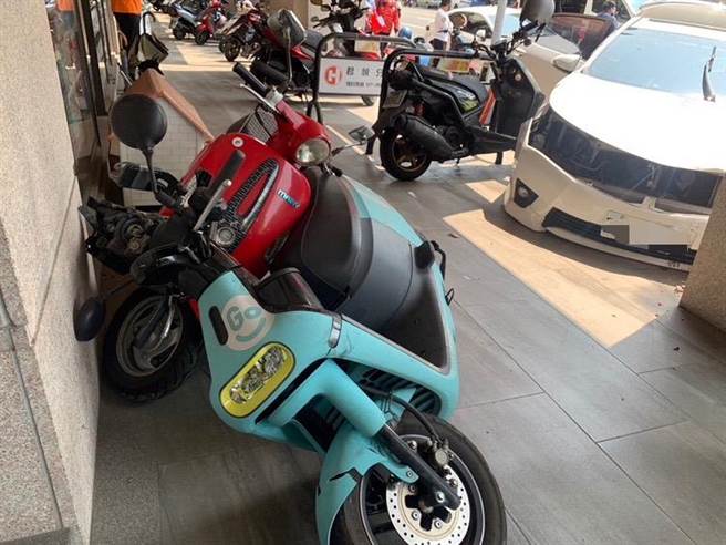 高雄爆发警匪追逐，陈姓男子拒检加速逃逸，失控衝撞进路边骑楼，险波及到诊所、女病患。（翻摄照片／崔正纲高雄传真）