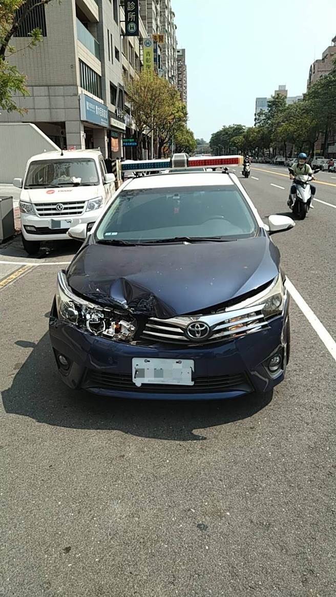 高雄爆发警匪追逐，陈姓男子拒检加速逃逸，失控衝撞进路边骑楼，险波及到诊所、女病患。（翻摄照片／崔正纲高雄传真）